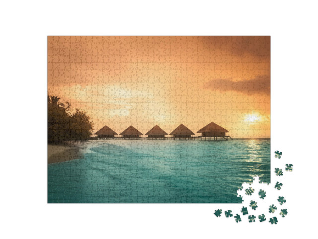 Puzzle de 1000 pièces « Bungalows avec marches au bord du lagon vert »