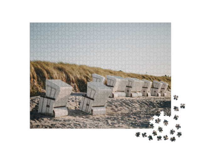 Puzzle de 1000 pièces « Chaises de plage couvertes en cas de vent »