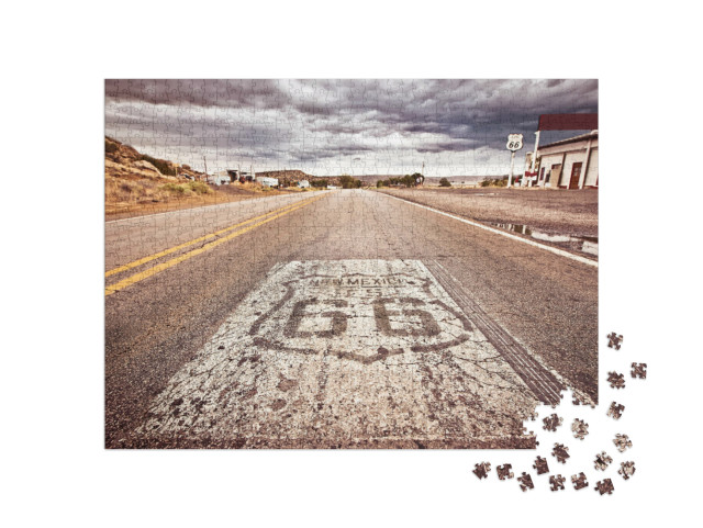 Puzzle de 1000 pièces « Un vieux panneau de la Route 66 peint sur la route »