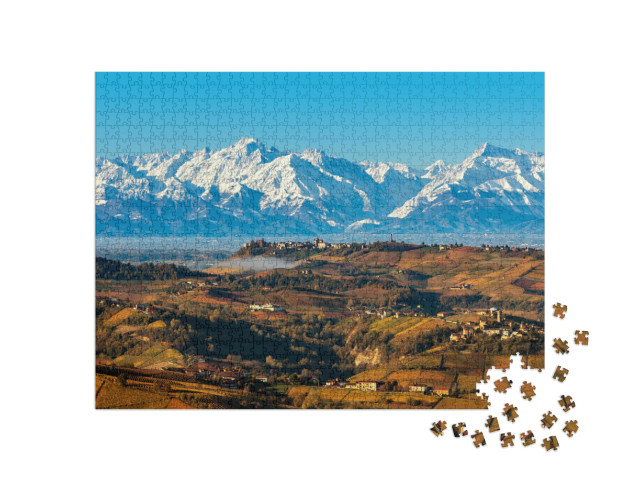 Puzzle de 1000 pièces « Vue d'en haut sur les collines automnales et les montagnes enneigées »