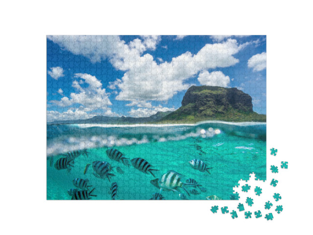 Puzzle de 1000 pièces « Deux mondes se rencontrent - montagnes et monde sous-marin réunis sur une même image »