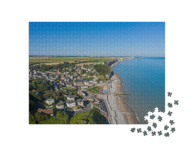 Puzzle de 1000 pièces « Vue aérienne de la ville de Veules-les-Roses et de la falaise en Normandie, France »