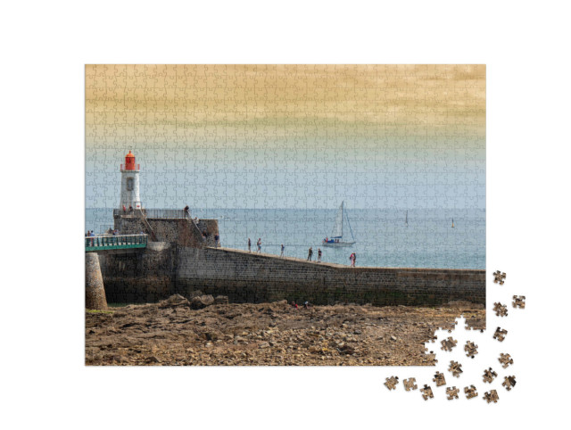 Puzzle de 1000 pièces « une vue sur la jetée et le phare des Sables d'Olonne, France »