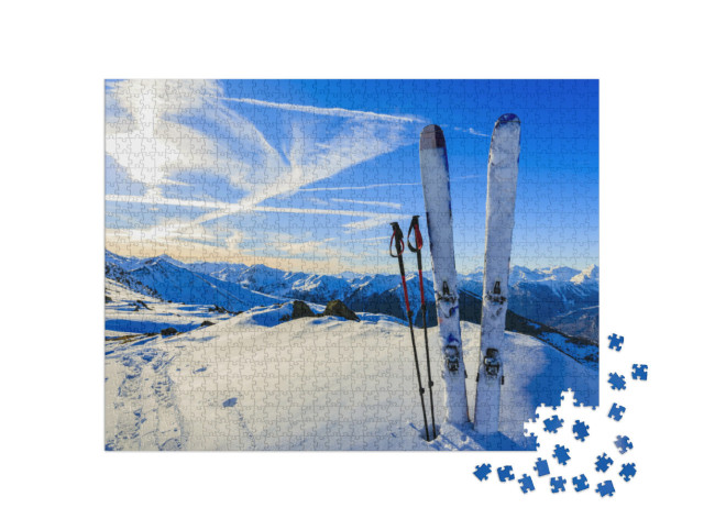Puzzle de 1000 pièces « Prêt pour la descente : les skis dans la neige »