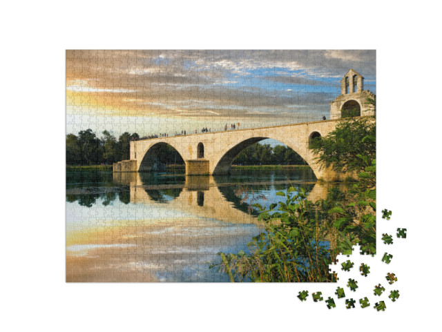 Puzzle de 1000 pièces « Beau paysage du soir du pont d'Avignon et de la chapelle Saint-Nicolas sur le Rhône »