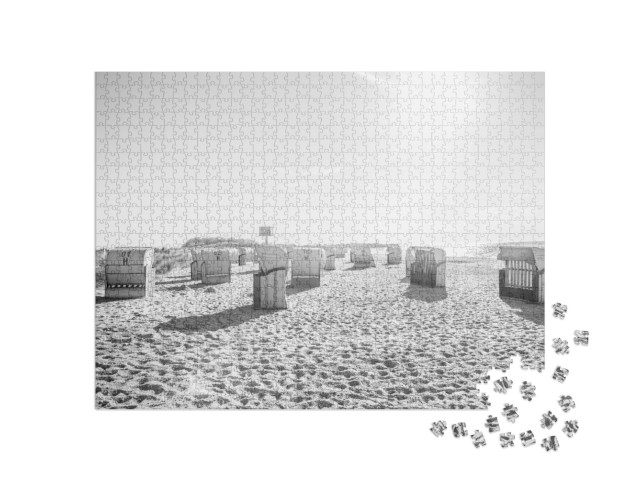 Puzzle de 1000 pièces « Chaises de plage sur la plage de la mer Baltique au soleil »