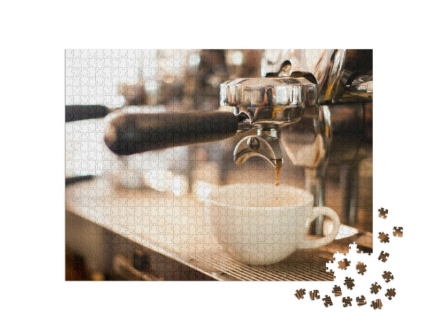 Puzzle de 1000 pièces « Un café frais et délicieux dans une machine à porte-filtre »