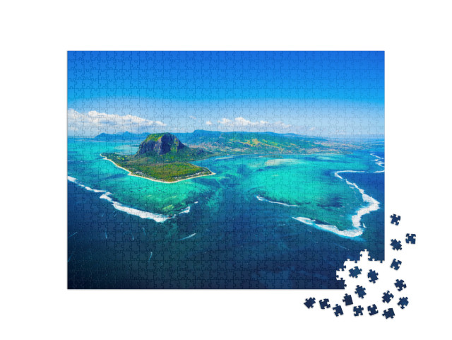 Puzzle de 1000 pièces « L'île Maurice avec le mont Le Morne Brabant et la cascade sous-marine »