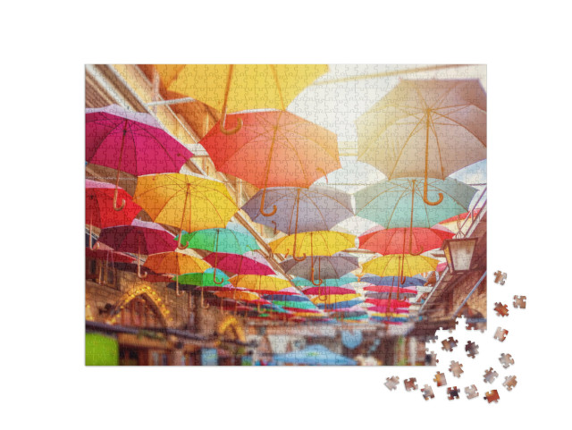 Puzzle de 1000 pièces « Parapluies au-dessus des rues de Limassol, Chypre »