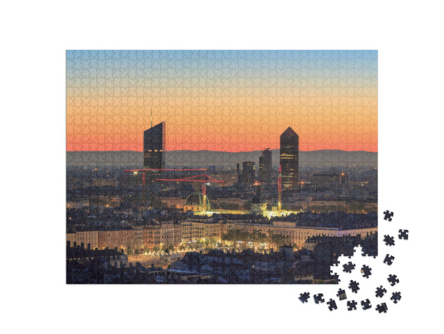 Puzzle de 1000 pièces « La place Bellecour et les tours de la Part-Dieu dans la ville de Lyon, France, à l'aube. »