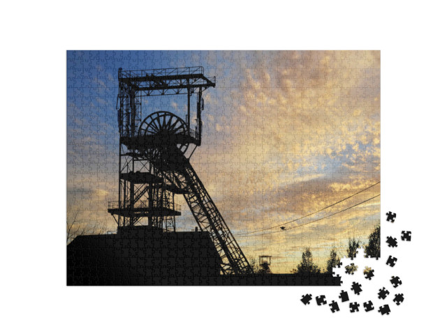 Puzzle de 1000 pièces « Vieux puits de mine désaffecté au coucher du soleil, Sarre »