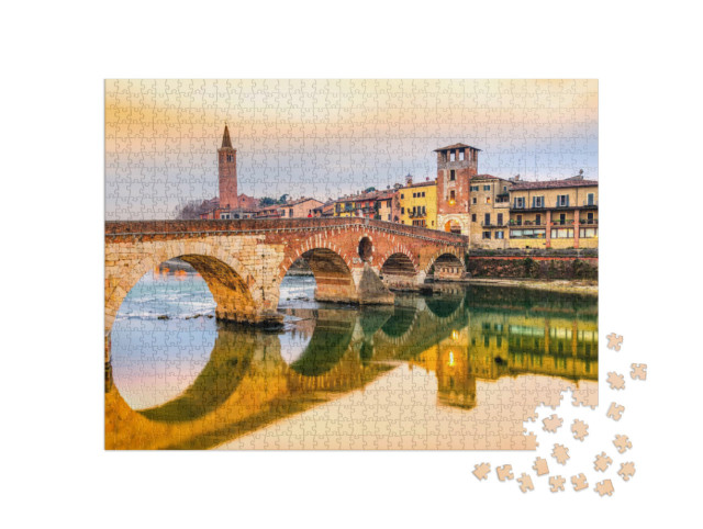 Puzzle de 1000 pièces « Ambiance du soir sur l'Adige et Ponte di Pietra à Vérone, Italie »