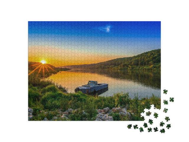 Puzzle de 1000 pièces « Bateau fluvial dans un coucher de soleil doré »
