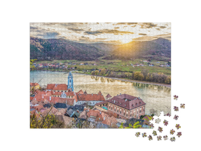 Puzzle de 1000 pièces « Vue panoramique de la vallée de la Wachau avec la ville historique de Durnstein, Autriche »