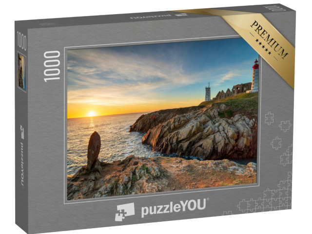 Puzzle de 1000 pièces « Beau coucher de soleil sur le phare de Saint Mathieu sur la côte bretonne près de Brest »