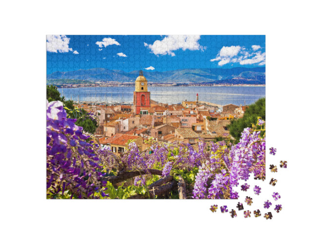 Puzzle de 1000 pièces « Vue sur le clocher et les vieux toits du village de Saint Tropez »