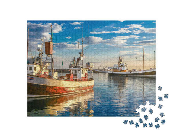 Puzzle de 1000 pièces « Bateaux de pêche dans le port au coucher du soleil, ville de Husavik, Islande »