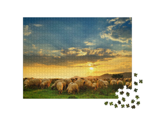Puzzle de 1000 pièces « Un troupeau de moutons paissant sur une colline au coucher du soleil »