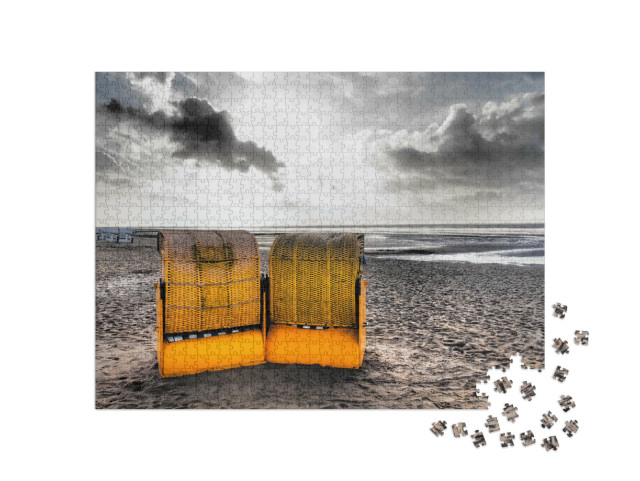 Puzzle de 1000 pièces « Vieilles chaises de plage colorées au bord de la mer »