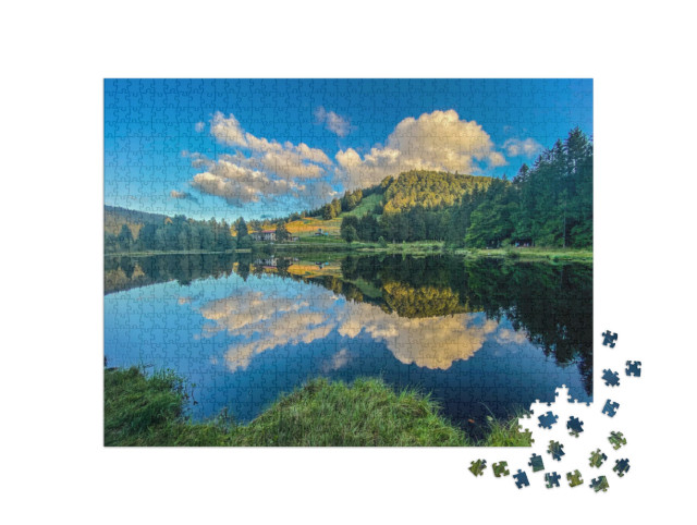 Puzzle de 1000 pièces « Beau reflet de nuages dans l'eau du lac de Lispach dans la Bresse, Vosges »