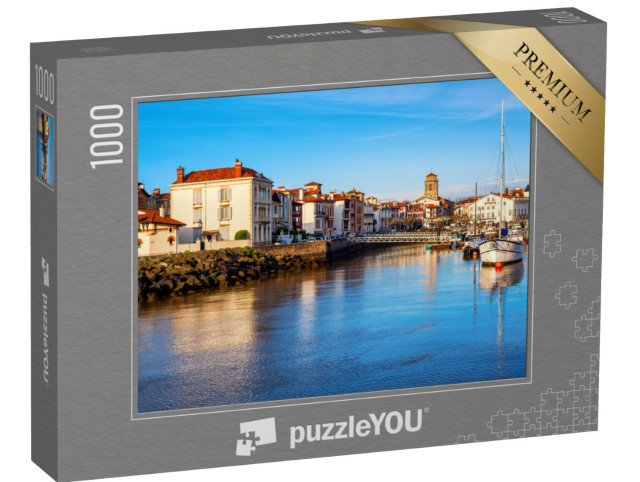 Puzzle de 1000 pièces « Maisons blanches traditionnelles dans la vieille ville et le port de St. Jean de Luz, Pays Basque »