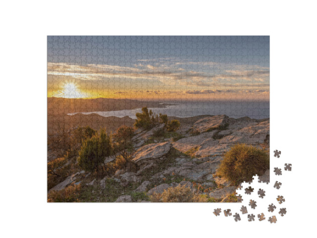 Puzzle de 1000 pièces « Végétation automnale dans les montagnes de Corse avec la mer en arrière-plan »