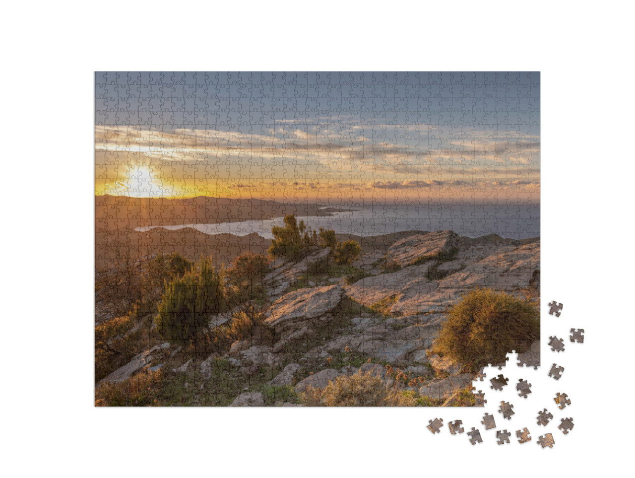 Puzzle de 1000 pièces « Végétation automnale dans les montagnes de Corse avec la mer en arrière-plan »