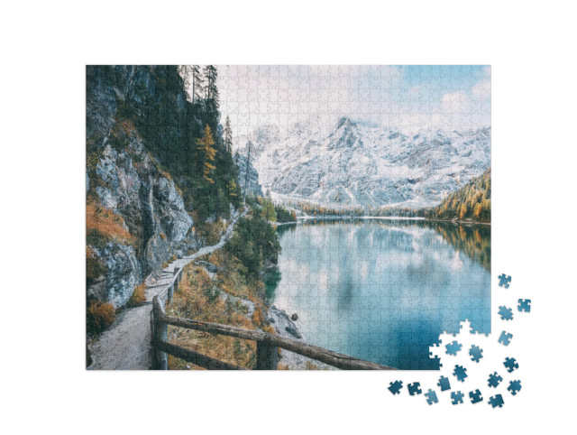 Puzzle de 1000 pièces « Le lac Prags Wildsee dans les Dolomites enneigées »
