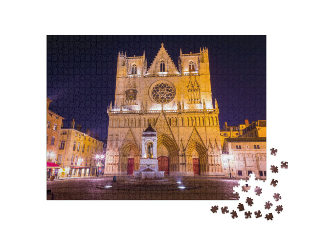 Puzzle de 1000 pièces « Vue extérieure de la cathédrale sur la place St Jean à Lyon, France. »