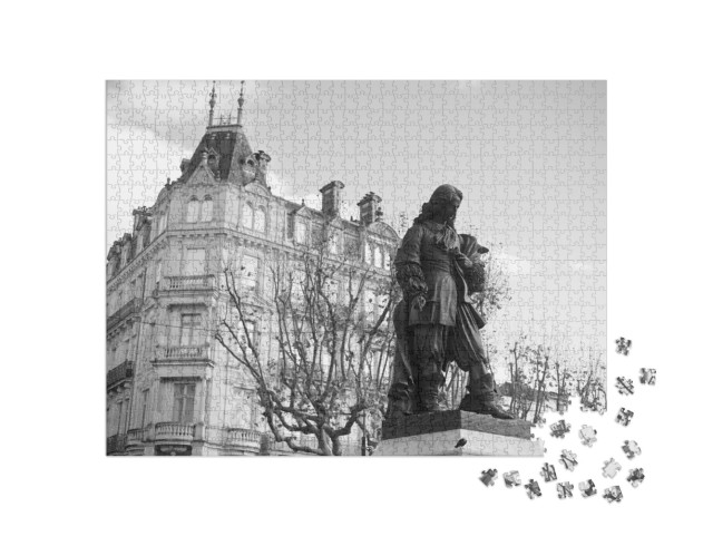 Puzzle de 1000 pièces « la statue de Paul Riquet dans les ruelles de Béziers l'après-midi »